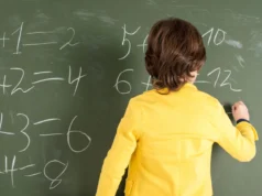 По години напредок, девојчињата повторно заостануваат по математика