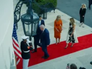 (Видео) Меланија Трамп е непобедлива во „модните дуели“: Сите гледаат во нејзиниот фустан