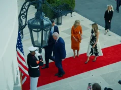 (Видео) Меланија Трамп е непобедлива во „модните дуели“: Сите гледаат во нејзиниот фустан