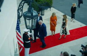 (Видео) Меланија Трамп е непобедлива во „модните дуели“: Сите гледаат во нејзиниот фустан