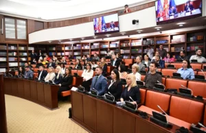 Фокус на менталното здравје: Дебата за улогата на социјалните мрежи кај младите