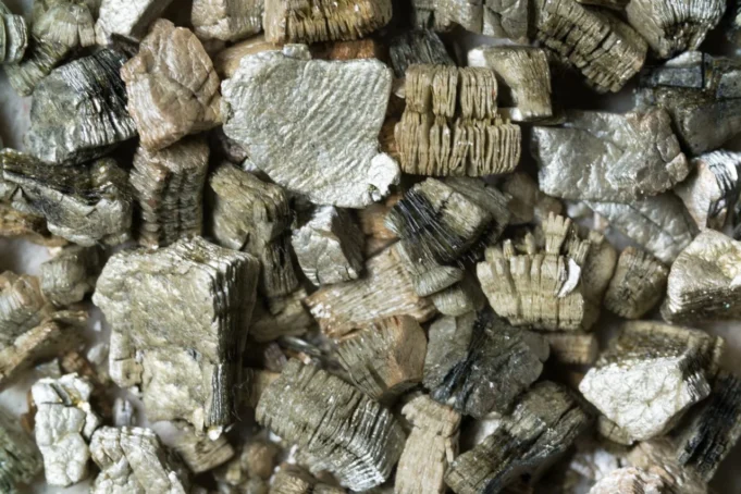 mineralni-surovini-depositphotos_120903450_l