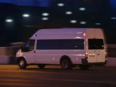 Минибус со навивачи оштетен кај Битола: напад од група граѓани на патот Прилеп–Ресен