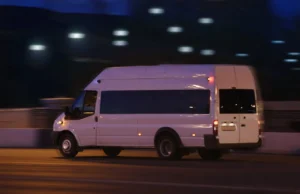 Минибус со навивачи оштетен кај Битола: напад од група граѓани на патот Прилеп–Ресен