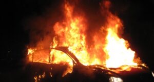 Изби пожар кај стариот полигон под Кале, оштетени се три возила, едно лице повредено