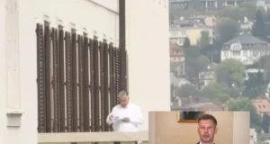 Маѓар објави видео, од далеку се гледа Орбан на балкон: Што мислите дека чита – неговиот проштален говор или спортски вести?
