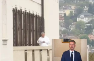 Маѓар објави видео, од далеку се гледа Орбан на балкон: Што мислите дека чита – неговиот проштален говор или спортски вести?