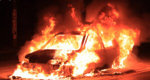 Голем пожар во скопски Карпош утринава, изгореа два автомобили