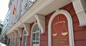 Протест за правосуден испит на албански, Министерството за правда реагира дека испитот е законски, а собирот манипулација на политички структури