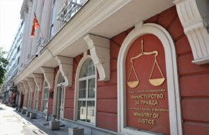 Протест за правосуден испит на албански, Министерството за правда реагира дека испитот е законски, а собирот манипулација на политички структури