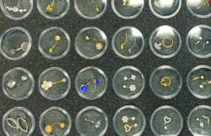 Шпанец фатен на скопскиот аеродром со 1.463 парчиња пирсинг: Одел во Кипар