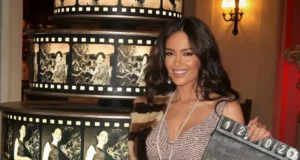 (Видео) Сите гледаат фудбал поради згодната Албанка