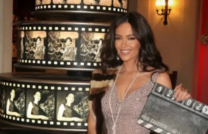 (Видео) Сите гледаат фудбал поради згодната Албанка