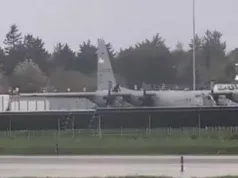 (Видео) Инцидент во Ирска: се качил на американски воен авион и го оштетил