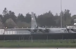 (Видео) Инцидент во Ирска: се качил на американски воен авион и го оштетил