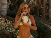 Убавата водителка нема конкуренција: Дури и на 55 години, нејзините секси фотографии воодушевуваат