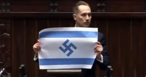 (Видео) Инцидент во полскиот парламент, пратеник го покажа израелското знаме со свастика