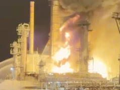 (Видео) Пожар избувна во австралиска рафинерија, производството на бензин е прекинато