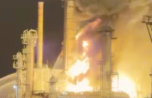 (Видео) Пожар избувна во австралиска рафинерија, производството на бензин е прекинато