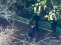 (Видео) Двајца полицајци избегаа, напуштајќи ги цивилите за време на масакрот во Киев