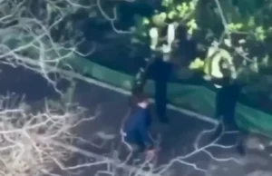 (Видео) Двајца полицајци избегаа, напуштајќи ги цивилите за време на масакрот во Киев