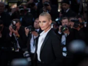 (Фото/Видео) Упс, за малку ќе покажеше премногу, а можеби фаталната русокоса токму тоа и го сакаше