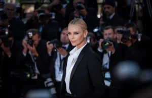 (Фото/Видео) Упс, за малку ќе покажеше премногу, а можеби фаталната русокоса токму тоа и го сакаше