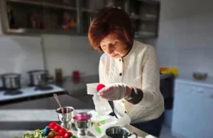 Боите што ги впиваме во велигденските јајца се израз на животот што победува, порача претседателката Сиљановска-Давкова