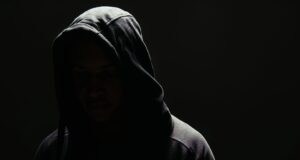 Драма во Неготино: Киднапирале 21-годишник со „мерцедес“ и го нападнале, полицијата ги уапси напаѓачите