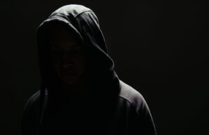 Драма во Неготино: Киднапирале 21-годишник со „мерцедес“ и го нападнале, полицијата ги уапси напаѓачите