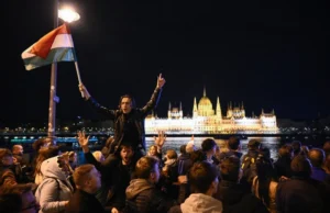 (Видео) Oгномет, музика и знамиња: Унгарија ја слави победата на Маѓар