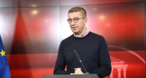 Мицкоски: Нема да толерираме институти што го „осакатуваат“ образовниот систем