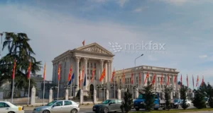 Владата утре на вонредна седница ќе ги намали акцизите на горивата, продолжува и пониското ДДВ