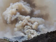 (Видео) Илјадници луѓе бегаат од пожарот во Калифорнија, огнот брзо се шири