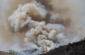 (Видео) Илјадници луѓе бегаат од пожарот во Калифорнија, огнот брзо се шири