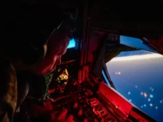 Брод под американско знаме помина низ Ормускиот теснец со американска воена придружба