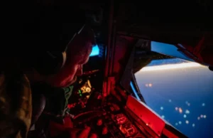 Брод под американско знаме помина низ Ормускиот теснец со американска воена придружба