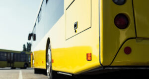 Двајца патници тешко повредени откако автобус минал преку испакнат дел од патот во Свети Николе