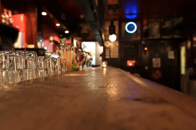 bar-depositphotos_64312565_l