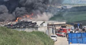 Пожар во Визбегово кај обиколницата: Горат стари автомобили на приватен имот, на терен пожарникари и инспектори