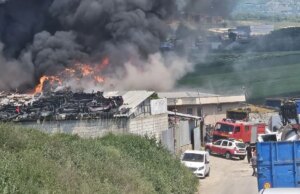 Пожар во Визбегово кај обиколницата: Горат стари автомобили на приватен имот, на терен пожарникари и инспектори