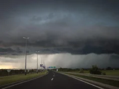 (Фото+Видео) Силно невреме ги зафати Хрватска и Словенија: падна град, ветер собори дрвја, хаос во сообраќајот