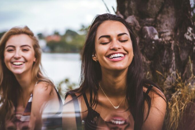 devojki-srekja-pexels-danxavier-908602