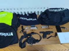 Кокаин, оружје и полициска опрема најдени во голф