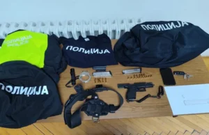 Кокаин, оружје и полициска опрема најдени во голф