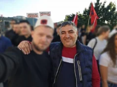 Против кого протестира Бујар Ахмети, против самиот себе или против својот чичко Али Ахмети, прашуваат од „Вреди“