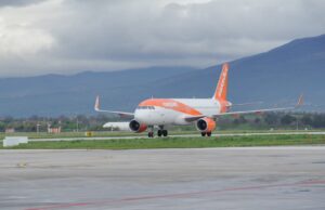 Авион принудно слета во Приштина по тепачка меѓу патници: Пијана девојка плукнала маж со вотка во лице