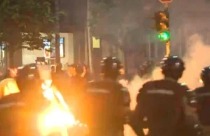 (Видео) Полицијата се пресметува со демонстрантите, во Белград одекнуваат експлозии