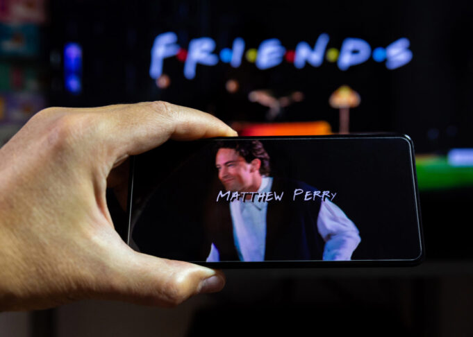 metju-peri-friends-Depositphotos_685042852_L