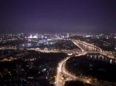 (Видео) Дрон погоди луксузен облакодер во Москва